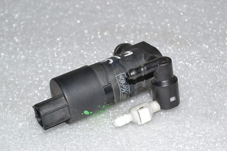 Ford Focus III oriģinālais stikla tīrītāju ūdens sūknis priekšējā stikla mazgāšanas sūknis BV61-17K624-BA