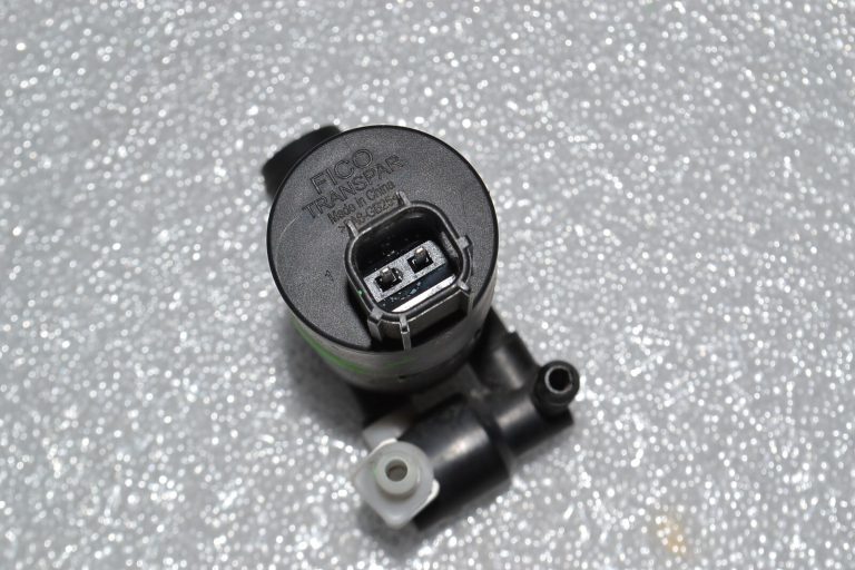 Ford Focus III oriģinālais stikla tīrītāju ūdens sūknis priekšējā stikla mazgāšanas sūknis BV61-17K624-BA