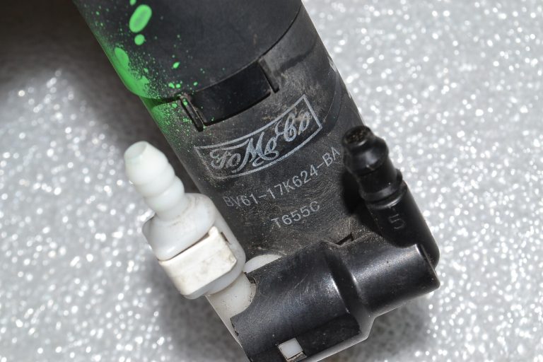 Ford Focus III oriģinālais stikla tīrītāju ūdens sūknis priekšējā stikla mazgāšanas sūknis BV61-17K624-BA