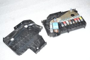 Ford Focus III 1.6 TDCi akumulatora sadalītāja drošinātāju kārba AV6T-14A067-BB