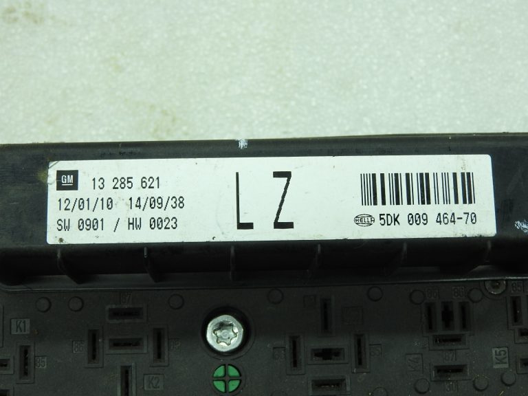 UEC priekšējā drošinātāju kārba Opel Astra H Zafira B 13285621 LZ
