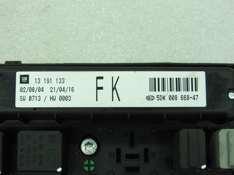 UEC priekšējā drošinātāju kārba Opel Astra H Zafira B 13191133 FK Atiestatīt atiestatīšanu