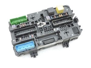 Opel Astra H Aizmugurējā drošinātāju kārba 13145017 CD