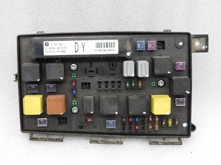 UEC priekšējā drošinātāju kārba Opel Astra H Zafira B 13181658 DY Reset reset