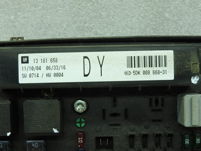UEC priekšējā drošinātāju kārba Opel Astra H Zafira B 13181658 DY Reset reset