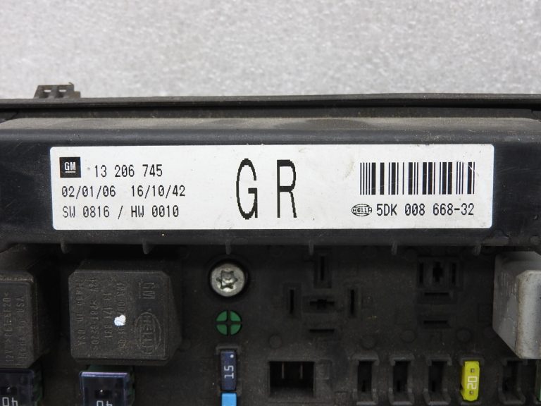 UEC priekšējā drošinātāju kārba Opel Astra H Zafira B 13206745 GR Atiestatīt atiestatīšanu
