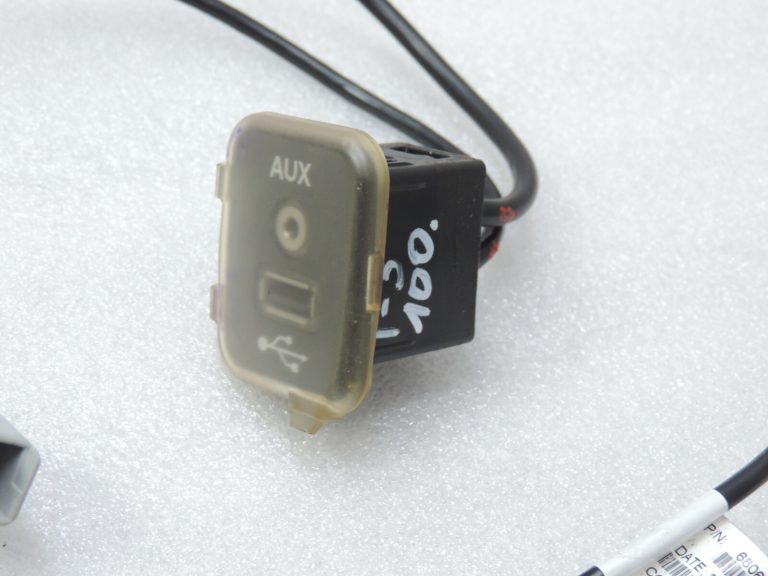 Lancia Thema II Chrysler 300 centrālās konsoles glabāšanas nodalījums USB AUX ieeja Ar kabeli