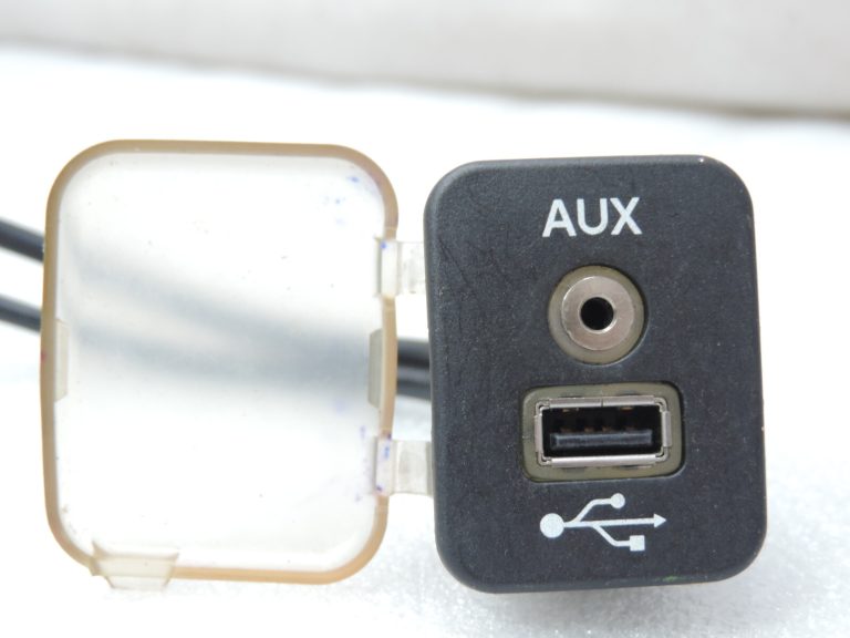 Lancia Thema II Chrysler 300 centrālās konsoles glabāšanas nodalījums USB AUX ieeja Ar kabeli