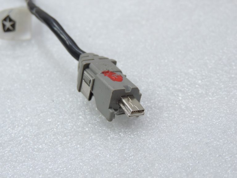 Lancia Thema II Chrysler 300 centrālās konsoles glabāšanas nodalījums USB AUX ieeja Ar kabeli