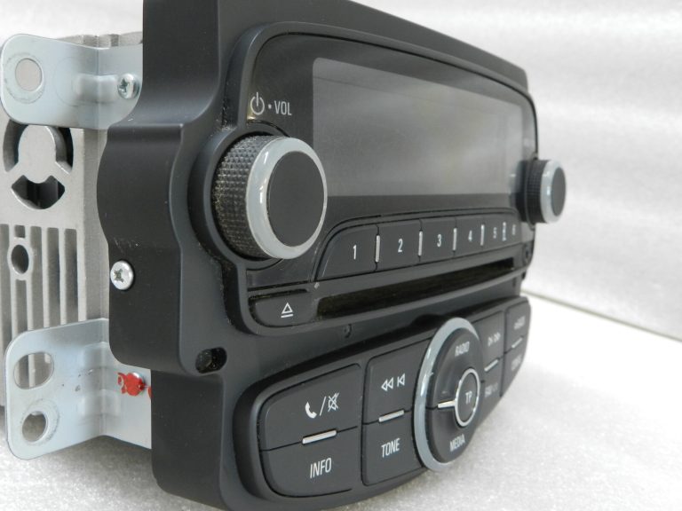 Opel Corsa E Adam auto radio vadības bloks Bluetooth USB AUX CD atskaņotājs 39012675