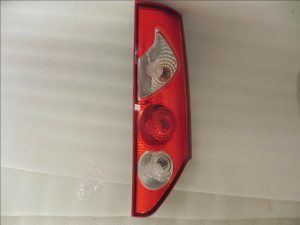 Renault Kangoo II aizmugurējais bremžu lukturis pa labi 8200419945 Aizmugurējais lukturis pa labi