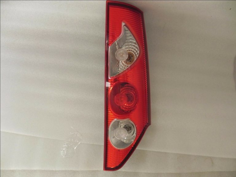 Renault Kangoo II aizmugurējais bremžu lukturis pa labi 8200419945 Aizmugurējais lukturis pa labi