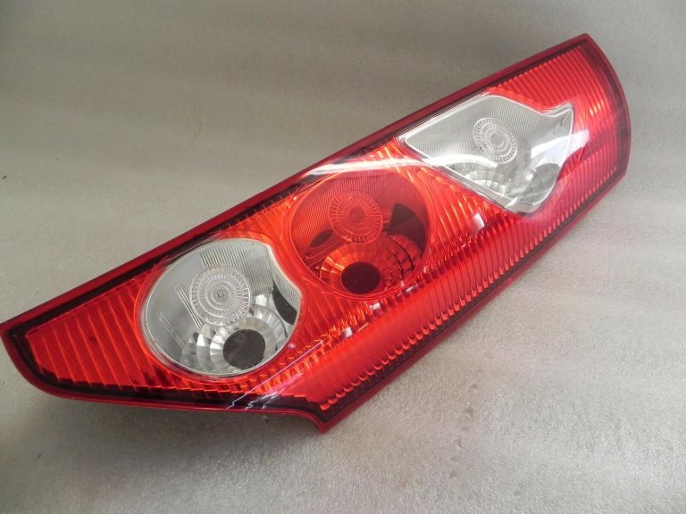 Renault Kangoo II aizmugurējais bremžu lukturis pa labi 8200419945 Aizmugurējais lukturis pa labi