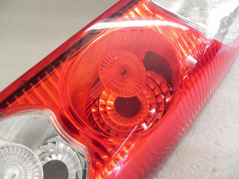 Renault Kangoo II aizmugurējais bremžu lukturis pa labi 8200419945 Aizmugurējais lukturis pa labi