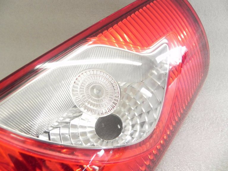 Renault Kangoo II aizmugurējais bremžu lukturis pa labi 8200419945 Aizmugurējais lukturis pa labi