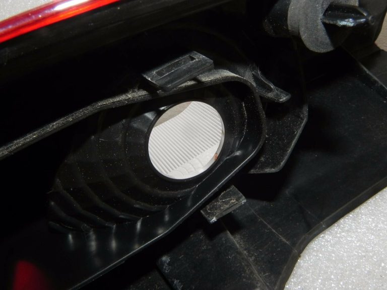Renault Kangoo II aizmugurējais bremžu lukturis pa labi 8200419945 Aizmugurējais lukturis pa labi