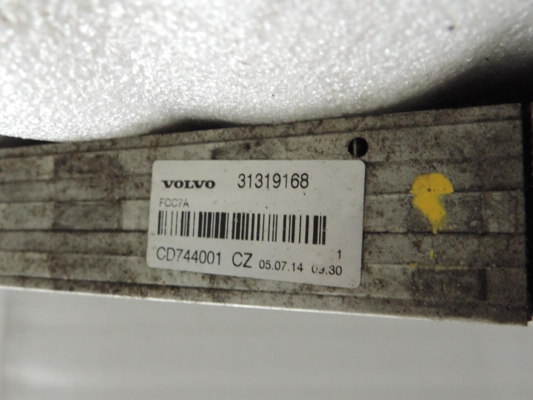 Oriģināls starpdzesētājs VOLVO C30 C70 II S40 II V40, V50 1.6D/2.0D 01.04-