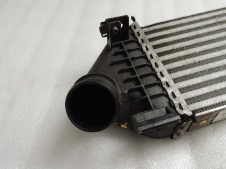 Oriģināls starpdzesētājs VOLVO C30 C70 II S40 II V40, V50 1.6D/2.0D 01.04-