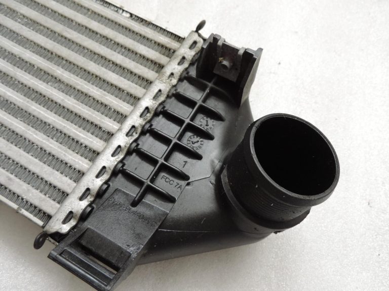 Oriģināls starpdzesētājs VOLVO C30 C70 II S40 II V40, V50 1.6D/2.0D 01.04-
