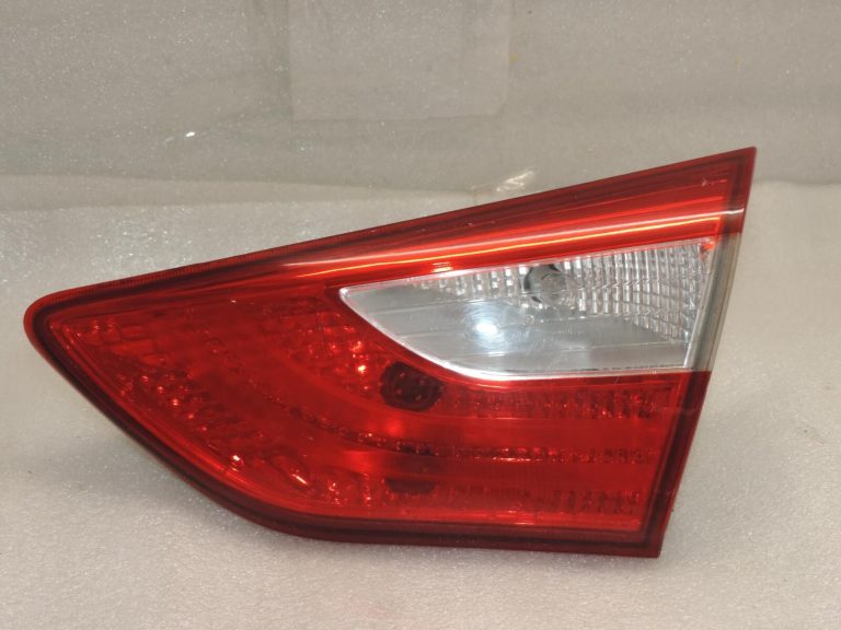 Hyundai i30 aizmugurējais lukturis Aizmugurējais lukturis Bremžu gaisma labajā pusē interjers