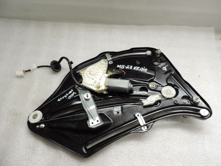 Mercedes A207 W207 C207 E klases kabriolets Aizmugurējais kreisais loga regulators A2076701903