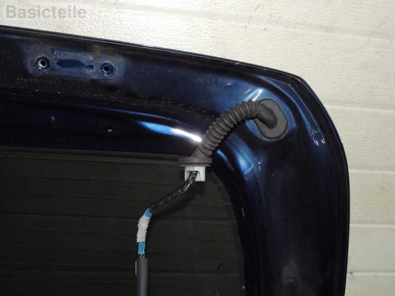 Toyota Corolla Verso III 04-09 aizmugurējās durvis ar stikla bagāžnieka vāku, krāsa 8P4