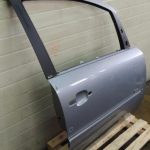 Opel Zafira B durvju priekšējā labo durvju krāsa gaiši sudraba 163 / 4AU, GBJ Durvju priekšējā labo durvju daļa