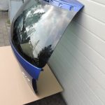 Mazda CX7 I MK1 aizmugurējā durvju apakšējā bagāžnieka vāka krāsa 34J Aurora Blue Mica