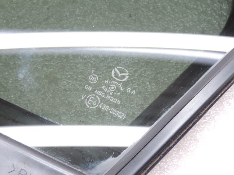 Oriģināls Mazda 6 GJ/GL sānu loga aizmugurējais kreisais trīsstūrveida logs