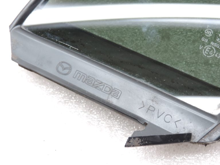 Oriģināls Mazda 6 GJ/GL sānu loga aizmugurējais kreisais trīsstūrveida logs
