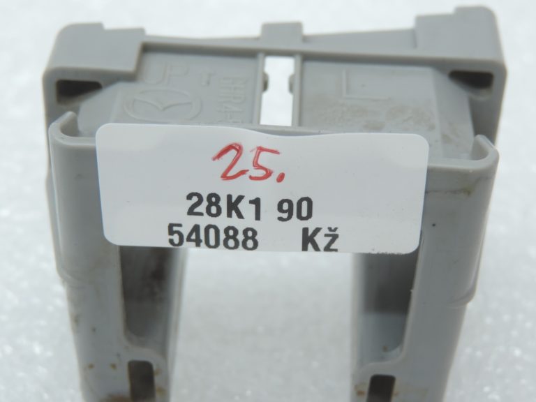Oriģinālais Mazda 6 GJ priekšējo lukturu mazgātāja sprauslas kronšteins kreisais GHR4518H4, GHR4-51-8H4