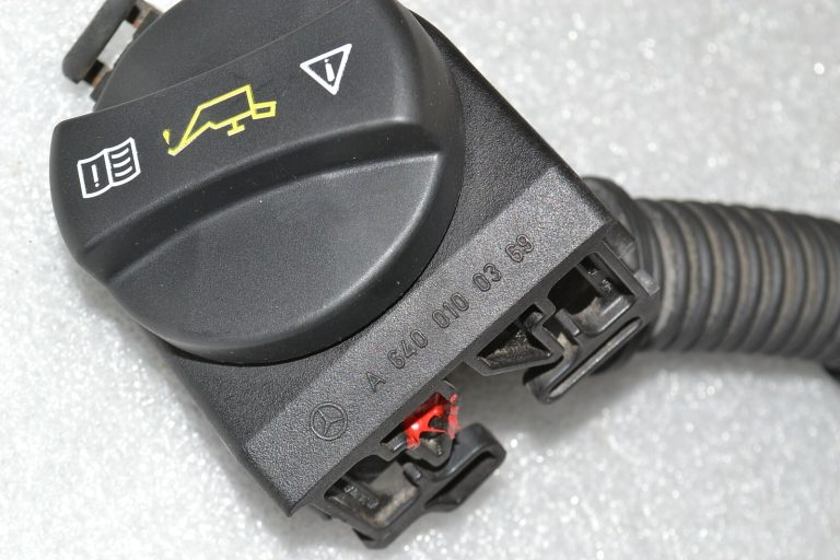 Mercedes-Benz W245 W169 2.0 CDi oriģinālais eļļas uzpildes kakls ar vāciņu A6400100369