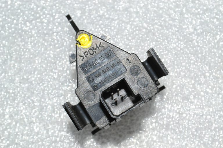 Mercedes-Benz W245 W169 avārijas signāllukturu slēdzis A1698203610