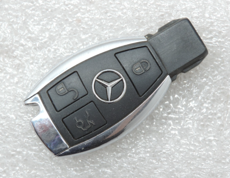Oriģinālā Mercedes Benz W212 radio tālvadības pults (bez atslēgas elementa!)