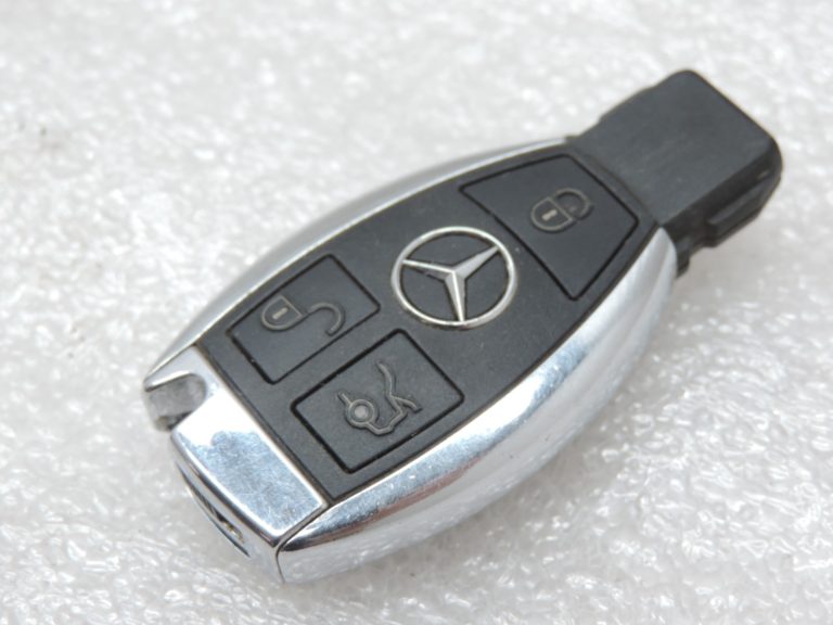 Oriģinālā Mercedes Benz W212 radio tālvadības pults (bez atslēgas elementa!)