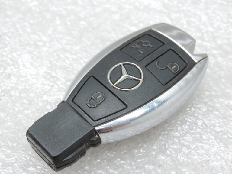 Oriģinālā Mercedes Benz W212 radio tālvadības pults (bez atslēgas elementa!)