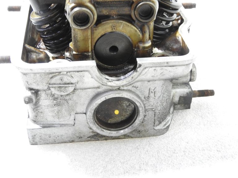 Mitsubishi 2.0 80KW 1987-1992 Cilindra galva ar sadales vārpstām MD104802