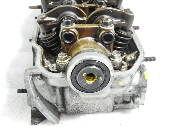 Mitsubishi 2.0 80KW 1987-1992 Cilindra galva ar sadales vārpstām MD104802