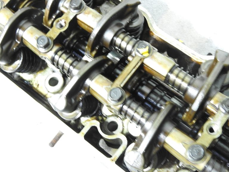 Mitsubishi 2.0 80KW 1987-1992 Cilindra galva ar sadales vārpstām MD104802