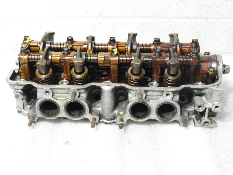 Mitsubishi 2.0 80KW 1987-1992 Cilindra galva ar sadales vārpstām MD104802