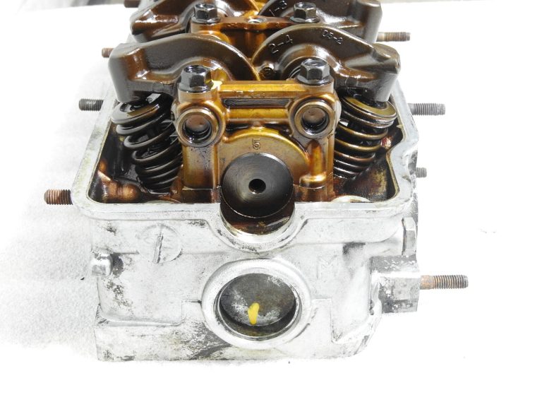 Mitsubishi 2.0 80KW 1987-1992 Cilindra galva ar sadales vārpstām MD104802
