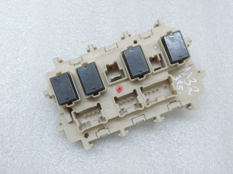 Nissan Qashqai J11 drošinātāju kārba Vadības bloka drošinātāju kārba 243504EB0C