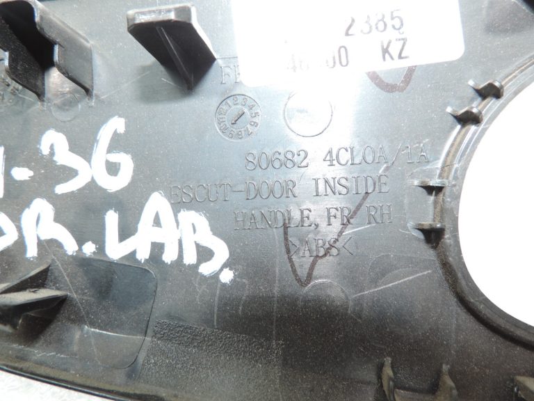 Nissan X-Trail T32 priekšējais labās puses iekšdurvju rokturu vāka apdare 806824CL1A