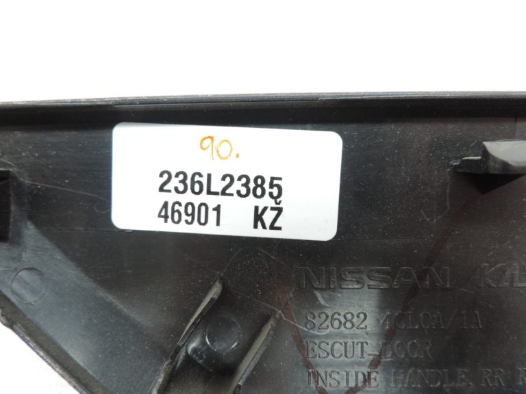 Nissan X-Trail T32 Aizmugurējā labās puses iekšdurvju rokturu vāka apdare 826824CL1A