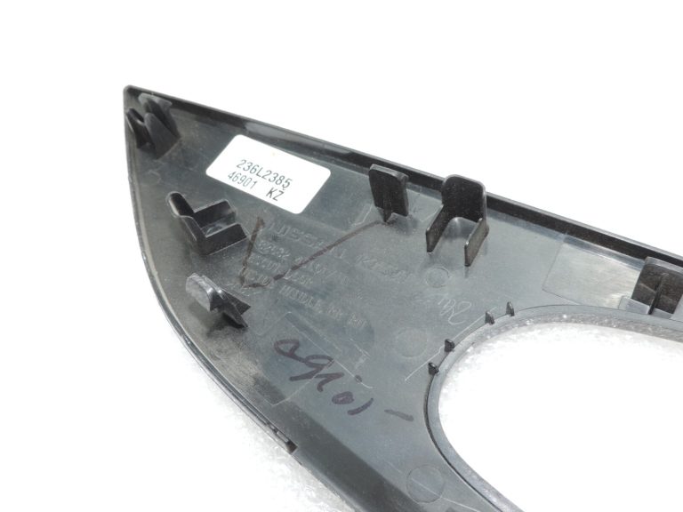 Nissan X-Trail T32 Aizmugurējā labās puses iekšdurvju rokturu vāka apdare 826824CL1A
