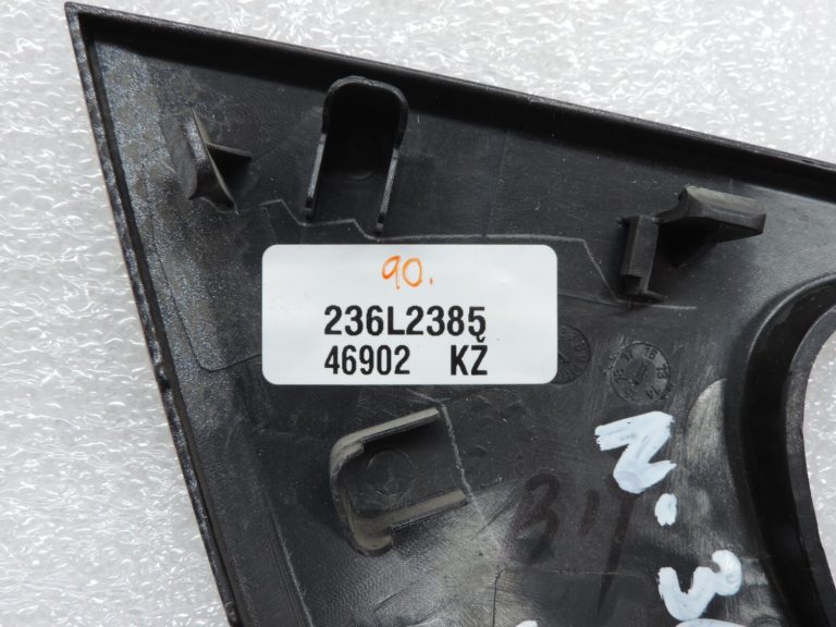 Nissan X-Trail T32 aizmugurējais kreisais iekšējais durvju rokturu vāks 826834CL1A