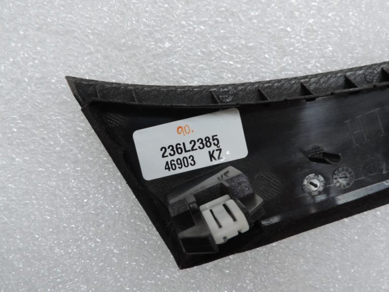 Nissan X-Trail T32 instrumentu paneļa vāka apdare labajā pusē 684114BA1A