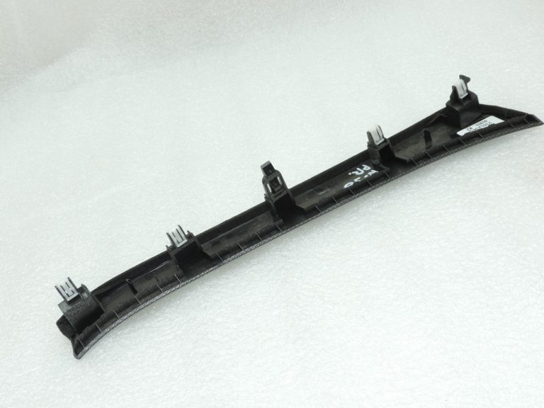 Nissan X-Trail T32 instrumentu paneļa vāka apdare labajā pusē 684114BA1A