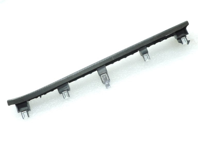 Nissan X-Trail T32 instrumentu paneļa vāka apdare labajā pusē 684114BA1A