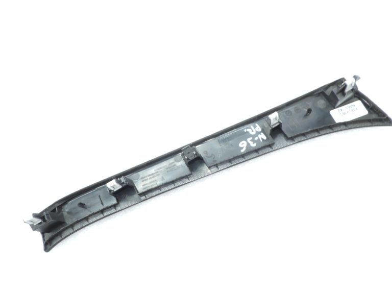Nissan X-Trail T32 instrumentu paneļa vāka apdare labajā pusē 684114BA1A